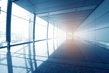 Modern Havaalanı yolcu hareket sahne Görüntü penceresinin dışında ile.