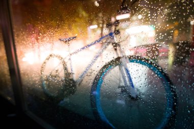 Dar Sokakta Dinleniyor Vintage Bisiklet Gidon Detayı (vintage renk tonda görüntü)