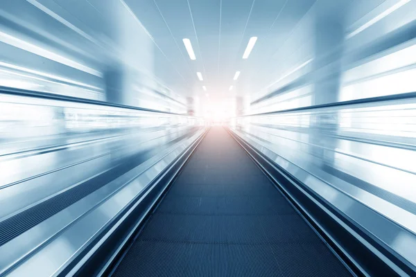 Modern binada yürüyen merdiven ve arka plan ışık hareketli.