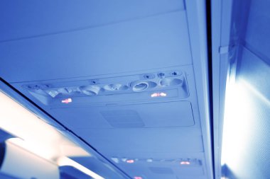 kabin içinde uçak, ışık, hava durumu ve işaretler Masası koltuk yukarıda