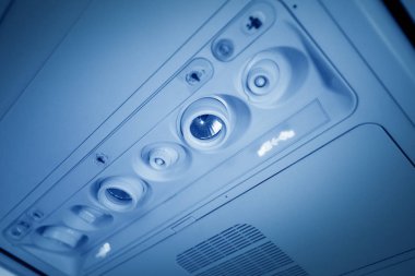 kabin içinde uçak, ışık, hava durumu ve işaretler Masası koltuk yukarıda