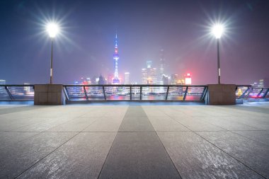 Modern şehrin boş, modern meydanı ve gökdelenleri