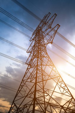 Yüksek voltaj postası. Yüksek voltajlı gökyüzü arka planı..