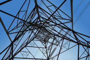Elektrik pilon mavi gökyüzü karşı detay: yüksek gerilim elektrik direği aşağıdan