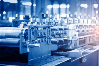 Modern atölyede yeni ve güçlü metal çalışma makinesi