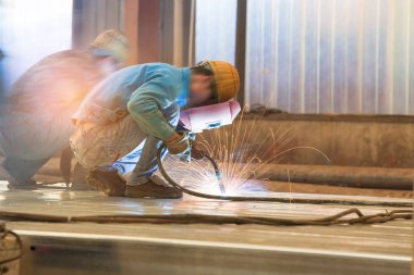 endüstriyel bir arka plan. bir kaynakçı