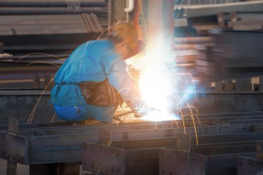 Üretilen çelik kesme gelen kıvılcımlar
