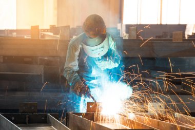 Üretilen çelik kesme gelen kıvılcımlar