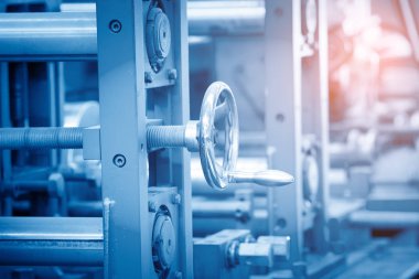 Borular ve kırmızı Emniyet valfleri.