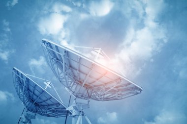 uydu çanak antenler gökyüzü altında