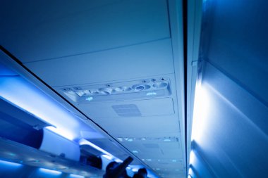 kabin içinde uçak, ışık, hava durumu ve işaretler Masası koltuk yukarıda