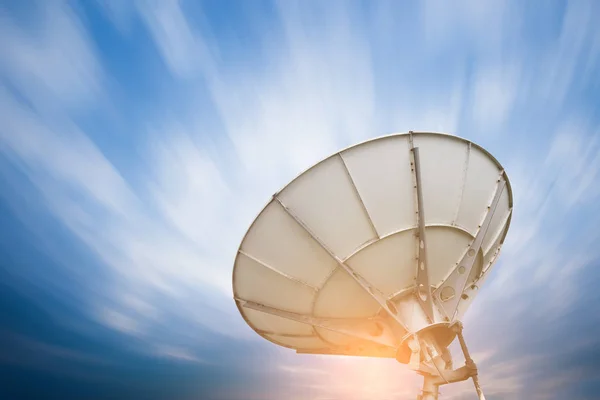Uydu Çanak Antenler Gökyüzü Altında — Stok fotoğraf