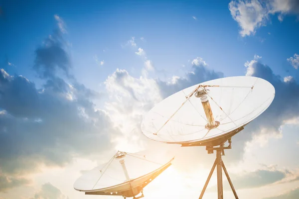 Antenne Paraboliche Sotto Cielo — Foto Stock