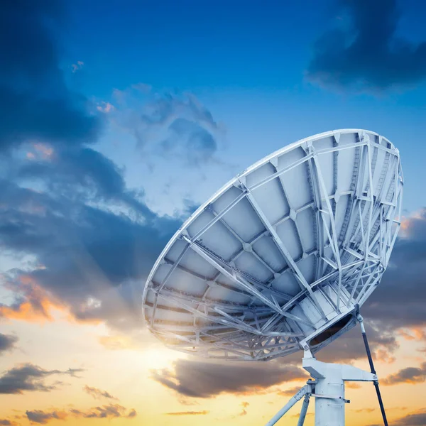 Uydu Çanak Antenler Gökyüzü Altında — Stok fotoğraf