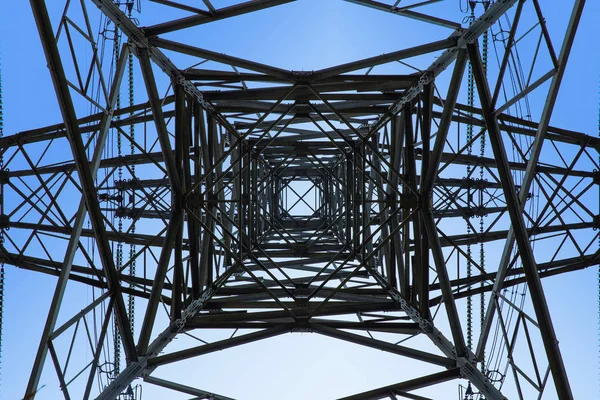 青空送電鉄塔の詳細 下から高電圧電気柱 — ストック写真