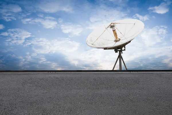 Műholdas Antenna Antennák Alatt — Stock Fotó