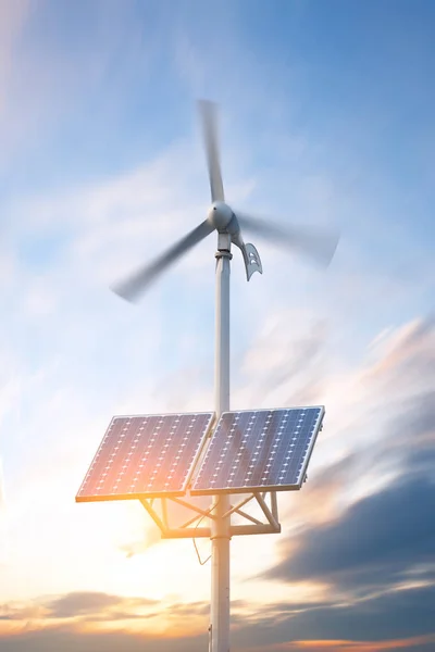 Solární Panely Větrné Turbíny Elektřiny Pylonu Při Západu Slunce Čisté — Stock fotografie