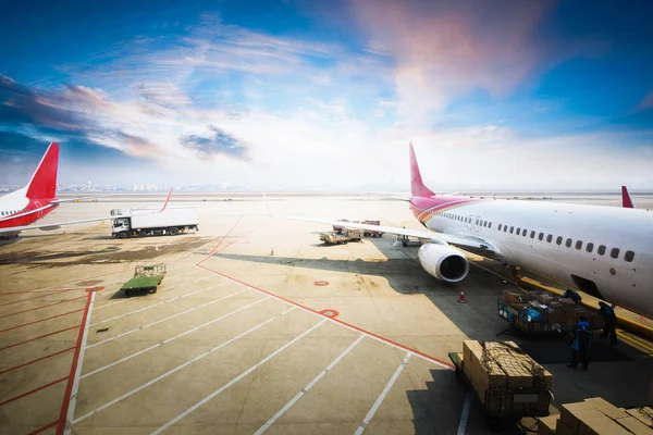 Аеропорт Багатьма Літаками Красивому Заході Сонця — стокове фото