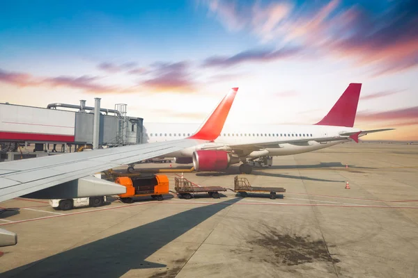 Aéroport Avec Nombreux Avions Beau Coucher Soleil — Photo