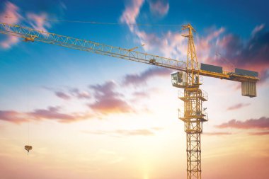 Endüstriyel arka plan inşaat ile siluetleri üzerinde şaşırtıcı günbatımı gökyüzü vinç