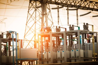 transformers sarı gökyüzü günbatımı üzerinde silüeti