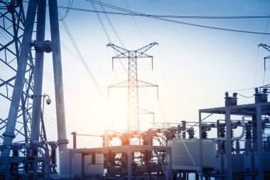 Dramatik günbatımı arka planında elektrik santrali silueti