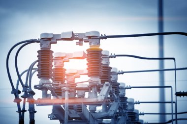 Elektrik santralinde yüksek voltajlı devre kesici.