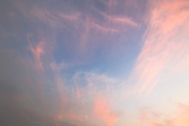 Gün batımında bulutlu renkli dramatik gökyüzü