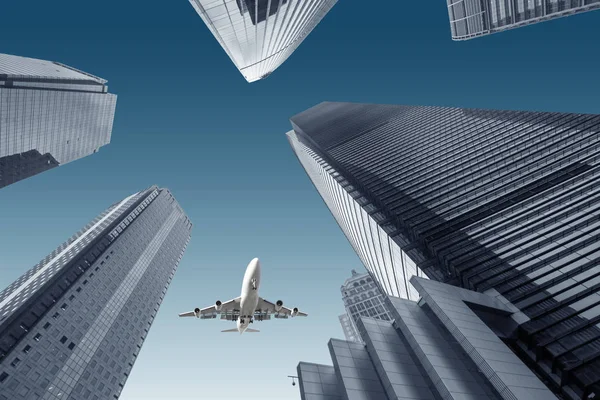 상해의 빌딩과 하늘에 비행기 — 스톡 사진