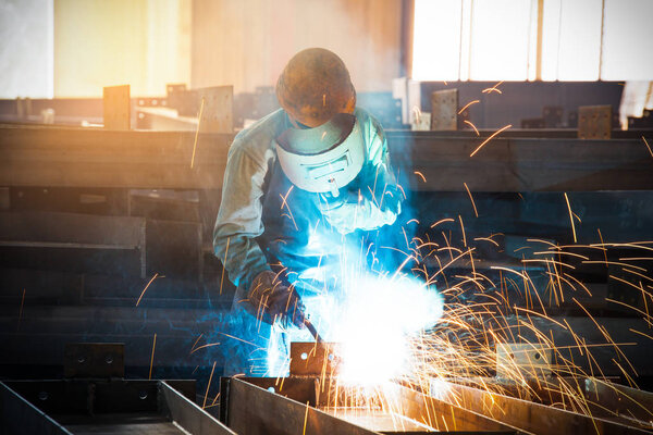 Искры от резки стали производства
