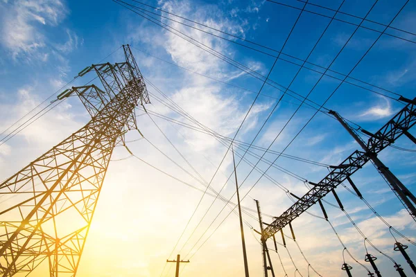 高電圧ポスト高電圧タワー空の背景 — ストック写真