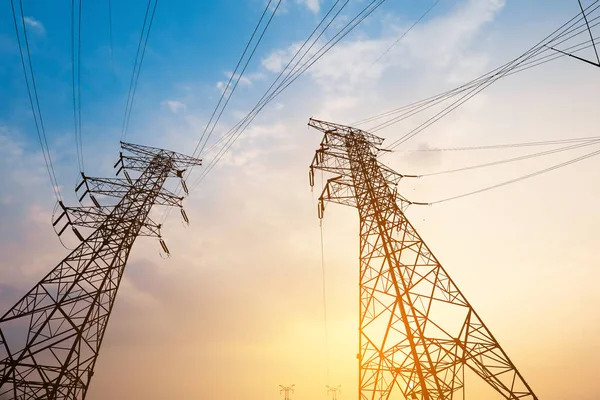 Hoogspanningspost.High-voltage toren hemel achtergrond. — Stockfoto