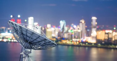 Parabolik uydu anteni uzay teknolojisi alıcılarının resmi