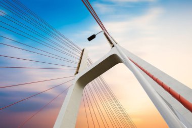 Modern köprü kablolar, alacakaranlık peyzaj.