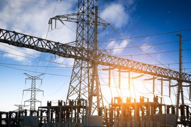 Trafo Merkezi Sunrise, sarı gökyüzü kadar yüksek gerilim izlenim ağ izlemesi sarı ton, yatay çerçeve