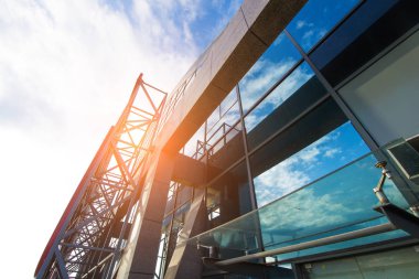 iş için parlak bir görünüm. güneşli güzel gökyüzü ile modern İşhanı.