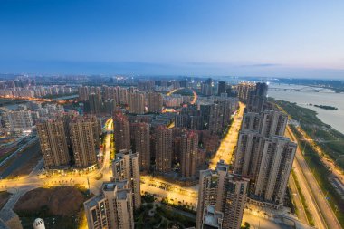 Asya'nın en büyük nehirleri arasında simgesel bir sarmal köprü gece shanghai