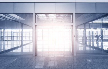 Ofis binasındaki cam duvar.