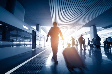 Tren istasyonunda gün batımında tren durağı