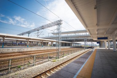 motion blur efekti ile tren istasyonunda modern yüksek hızlı tren