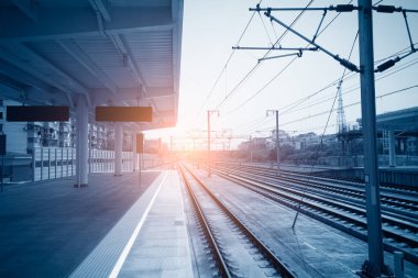 Yüksek hızlı yolcu treni hareket bulanıklık etkisi gün batımında parça. Tren İstasyonu, Ukrayna