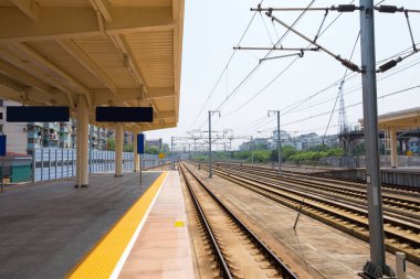 Yüksek hızlı yolcu treni hareket bulanıklık etkisi gün batımında parça. Tren İstasyonu, Ukrayna