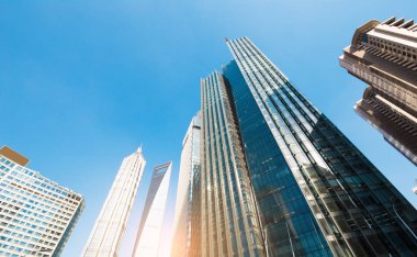 Çelik cam, yüksek katlı gökdelenler ve başarılı endüstriyel mimari iş konseptine panoramik ve perspektif bakış