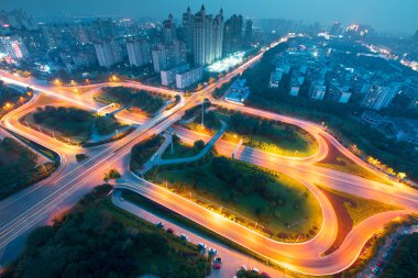 Otoyol, Otoban, Otoban modern şehirde ulaşım için altyapı, gece şehir görünümü