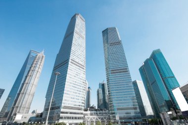 Modern şehrin gece sahnesi