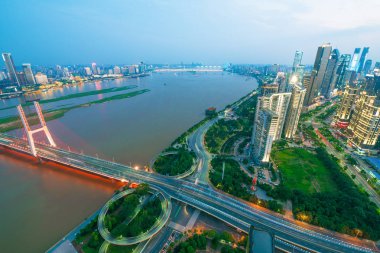Asya'nın en büyük nehirleri arasında simgesel bir sarmal köprü gece shanghai