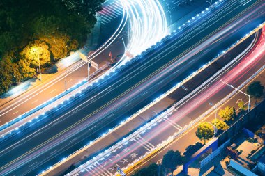 Işık yollarının üstgeçidi, güzel kıvrımlar..