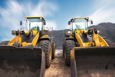 bir inşaat alanı üzerinde buldozer