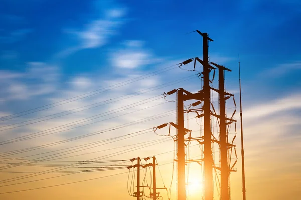 Hochspannungsmast Und Stromleitung Über Bewölkten Blauen Himmel Mittag — Stockfoto