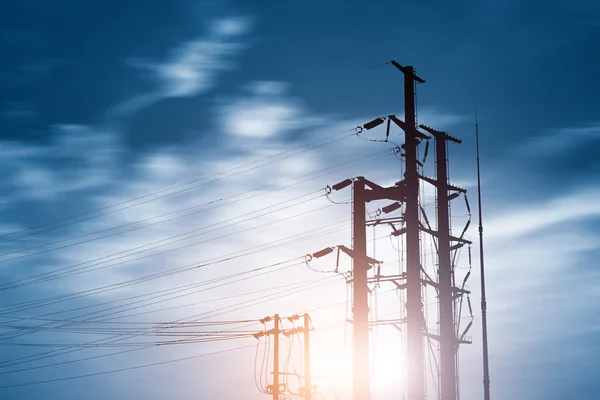 Hochspannungsmast Und Stromleitung Über Bewölkten Blauen Himmel Mittag — Stockfoto